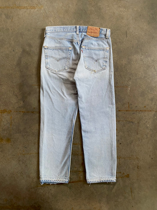 LEVI'S 501 LIGHT WASH BLOWOUT KNEE JEANS - 1990s